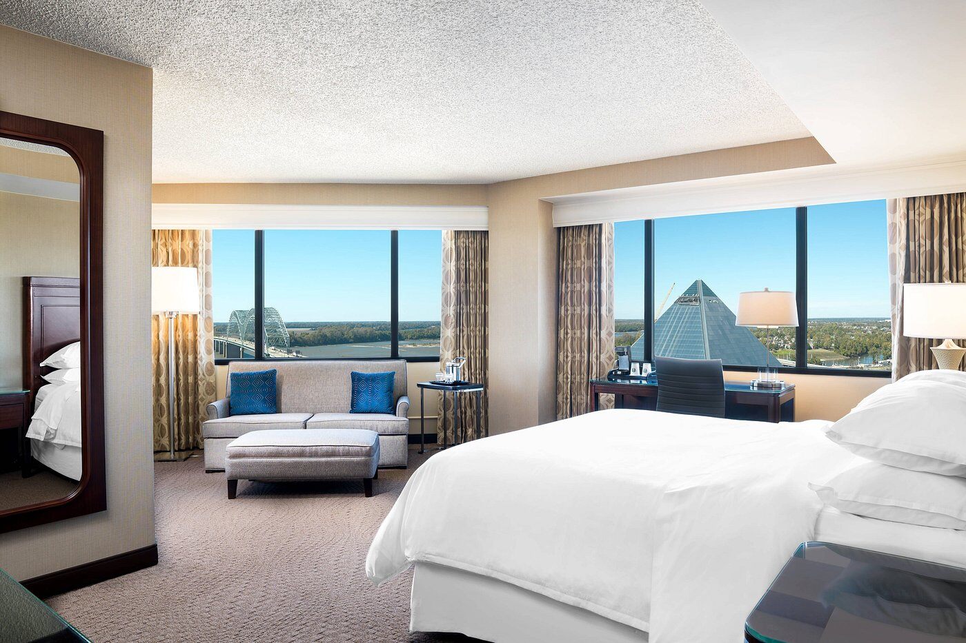deluxe-corner-king-room